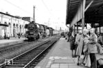 41 1144 und 41 1273 fahren mit P 8432 nach Haldensleben in Magdeburg Hbf ein. Der Zug diente als Zubringerzug für die an diesem Tag stattfindende Abschiedsfahrt der 03 2117. (25.08.1979) <i>Foto: Karsten Risch</i>