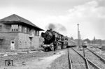 Zum 140-jährigen Eisenbahnjubiläum in Eberswalde veranstaltete der DMV zwei Sonderfahrten, bei der 52 8001 von Eberswalde nach Templin fuhr und 50 3511 von Templin nach Eberswalde zum Einsatz kam. Der Sonderzug aus Eberswalde trifft mit 52 8001 (Bw Angermünde) in Templin ein. Links steht das Fahrdienstleiter-Stellwerk "Tef" (B1), das im März 2020 vom Netz ging. (08.05.1982) <i>Foto: Karsten Risch</i>