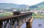 001 199 fährt mit P 2452 nach Trier über die Mosel bei Bullay. Die 314 m lange Brücke zwischen Alf/Zell und Bullay wurde zwischen 1875 und 1878 als Deutschlands erste Doppelstockbrücke errichtet. Über den Obergurt verläuft die Moselstrecke, auf dem Untergurt befindet sich die Landesstraße 199.  (23.07.1971) <i>Foto: Robin Fell</i>