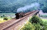 044 277 (44 1277 vom Bw Ehrang) hat soeben den 367 m langen Petersberg-Tunnel hinter sich gelassen und fährt über die Moselbrücke kommend in den Bahnhof Ediger-Eller ein. (23.07.1971) <i>Foto: Robin Fell</i>