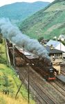 044 250 (44 1250 vom Bw Koblenz Mosel) räuchert mit einem Güterzug nach Ehrang durch den Bahnhof Ediger-Eller. Das Stellwerk "Erf" ging 1970 außer Betrieb und wurde anschließend abgerissen. (20.08.1968) <i>Foto: Robin Fell</i>