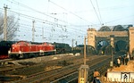Vorbereitende Rangierarbeiten zur Brückenbelastungsprobe der Süderelbebrücke in Hamburg mit 291 018 und 291 019 sowie 044 470 und 044 594. (30.11.1975) <i>Foto: Wolfgang Bügel</i>