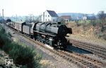 Die Bremer 44 174 fährt mit einem Güterzug durch Vehrte. Angesichts der damals Tag und Nacht ständig rollenden Güter- und Personenzüge kann man verstehen, warum die Strecke zwischen Hamburg und dem Ruhrgebiet damals den Spitznamen 'Rollbahn' erhielt. (29.03.1968) <i>Foto: Robin Fell</i>