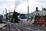 Die Gremberger 050 520 auf der Drehscheibe ihres Heimat-Bw. Rechts steht die wegen eines Direktionsjubiläums als "Cöln 4554" äußerlich in einen preußischen Ablieferungszustand zurückversetzte 055 738 (55 2738). (24.07.1971) <i>Foto: Robin Fell</i>
