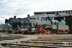 055 738 (ex 55 2738, Hanomag, Baujahr 1913) gehörte zu den letzten preußischen G 8¹ des Bw Gremberg und war hier durchgehend 27 Jahre lang bis 1972 stationiert. Anlässlich des 121-jährigen Wuppertaler Direktionsjubiläums hatte man versucht, die Lok im Frühjahr als "Cöln 4554" äußerlich in einen preußischen Ablieferungszustand zurückzuversetzen. Daneben steht die Gremberger 051 288. (24.07.1971) <i>Foto: Robin Fell</i>