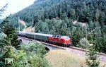 221 104 vom Bw Villingen (Schwarzw) mit einem Schnellzug auf dem Einödtalviadukt bei Hattingen (Baden). (09.1977) <i>Foto: Robin Fell</i>