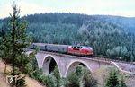 Die Villinger 221 121 mit einem Schnellzug auf der eingleisigen Verbindungsbahn von Tuttlingen nach Hattingen (Baden) am Einödtalviadukt. Mit Inbetriebnahme der 8,2 km langen Neubaustrecke Tuttlingen—Hattingen (Baden) am 15. Mai 1934 wurde die direkte Verbindung zwischen Tuttlingen und Singen (Hohentwiel) hergestellt, das bisher zeitraubende Kopfmachen im Bahnhof Immendingen konnte entfallen.  (09.1977) <i>Foto: Robin Fell</i>