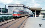 Der ET 210 war einer von drei Doppel-Elektrotriebwagen der Köln-Bonner Eisenbahnen (KBE). Er fuhr mit 1200 Volt Gleichspannung und bekam durch den silber-verkehrsroten Anstrich den Spitznamen 'Silberpfeil'. In der Fachwelt wurden die Triebwagen durch ihre revolutionäre Aluminium-Bauweise berühmt, die sie besonders leicht machte. Eingesetzt wurden sie als Schnellzug oder Eilzug auf der Rheinuferbahn zwischen Köln, Wesseling und Bonn. Die Aufnahme des ET 210 entstand an der Endhaltstelle Köln Hohenzollernbrücke. Im Hintergrund ist das Gebäude der Kölner Bundesbahndirektion zu sehen. (07.1969) <i>Foto: Robin Fell</i>