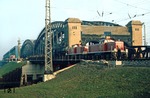 291 018 und 291 019 mit 044 470 sowie 291 017 und 291 016 mit 044 143 (links) während der Brückenbelastungsprobe der Süderelbebrücke in Hamburg.  (30.11.1975) <i>Foto: Wolfgang Bügel</i>
