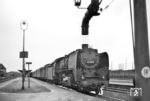 41 213 vom Bw Hamburg-Eidelstedt fährt mit E 571 (Kassel - Westerland/Sylt) aus dem Bahnhof Itzehoe, der zu Ostern 1957 um einige Wagen verstärkt war. (04.1957) <i>Foto: Jürgen Hagemann</i>