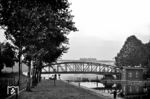 Auf der Brücke über den	Elbe-Lübeck-Kanal bei Berkenthin rollt ein VT 95 mit Beiwagen. Die einstmals durchgehende Bahnstrecke von Hagenow Land nach Bad Oldesloe wurde 1945 durch die innerdeutsche Grenze bei Zarrentin (Meckl) unterbrochen, der Abschnitt Zarrentin–Hollenbek stillgelegt und 1952 auf DDR-Gebiet zwischen Zarrentin und der Grenze zurückgebaut. Auf westdeutscher Seite wurde am 17. Mai 1953 der neue Bahnhof Klein Zecher unmittelbar an der Zonengrenze in Betrieb genommen. 1959 erfolgte die Betriebseinstellung auf dem Abschnitt zwischen Hollenbek und Mölln, am 30. September 1962 endete schließlich der Personenverkehr auf dem gesamten westdeutschen Abschnitt zwischen Klein Zecher und Bad Oldesloe. Am 1. September 1971 wurde auch der Güterverkehr zwischen Hollenbek und Klein Zecher sowie zwischen Ratzeburg und Bad Oldesloe eingestellt und anschließend die Gleise entfernt. (1957) <i>Foto: Jürgen Hagemann</i>