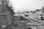 03 240 vom Bw Hamburg-Altona fährt mit E 572 (Westerland/Sylt - Kassel) in Itzehoe ein. Bei den beiden Güterwagen (rechts) handelt es sich um amerikanische Kriegsgüterwagen mit reduziertem Lichtraumprofil. (04.1958) <i>Foto: Jürgen Hagemann</i>