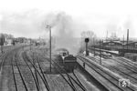 74 712 (Bw Itzehoe) rangiert in ihrem Heimat-Bahnhof. Die Firma Hengstenberg (rechts), bekannt durch Kraut- und Essigprodukte, war von 1937 bis 1978 in Itzehoe präsent. Im Hintergrund sind die Schornsteine der Alsen-Zementfabrik zu sehen, die 1982 stillgelegt wurde. (04.1958) <i>Foto: Jürgen Hagemann</i>
