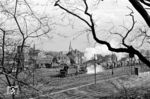 50 2322 vom Bw Neumünster verlässt mit einem Ölzug, der aus ehemaligen russischen Kesselwagen besteht, den Bahnhof Itzehoe. Im Hintergrund ist das Bw Itzehoe zu sehen, das als selbstständige Dienststelle im Oktober 1959 aufgelöst wurde. Die Lokomotiven und deren Leistungen gingen auf die Bw Husum und Neumünster über. Als Außenstelle für diese Betriebswerke blieben die Anlagen in Betrieb. Anfang der 1980er Jahre wurden alles abgerissen.  (04.1958) <i>Foto: Jürgen Hagemann</i>
