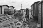 Abgestellte Fahrzeuge der Sylter Inselbahn in Westerland (Sylt). In den 1960er Jahren konnte der Siegeszug des Individualverkehrs auf Sylt nicht aufgehalten werden. Gegen Ende der 1960er Jahre war das Passagieraufkommen vor allem auf der Südbahn stark zurückgegangen, sodass die Bahn lediglich in den touristisch starken Sommermonaten Juni bis August weitgehend kostendeckend betrieben werden konnte. Eine dringend notwendige Modernisierung des gesamten Streckennetzes sowie des eingesetzten Rollmaterials wurde wegen der unzureichenden Wirtschaftlichkeit des Betriebes verworfen; stattdessen entschied man sich, den Schienenbetrieb aufzugeben und Omnibusse einzusetzen. So wurde die Südbahn im November 1969 stillgelegt; die Stilllegung der Nordbahn folgte am 29. Dezember 1970.  (09.1966) <i>Foto: Jürgen Hagemann</i>