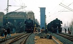 044 204 (Bw Ottbergen) und 044 596 (Bw Gelsenkirchen-Bismarck) während der Belastungsprobe der Süderelbebrücke in Hamburg. (30.11.1975) <i>Foto: Wolfgang Bügel</i>