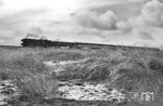 Eine unbekannte 03 des Bw Hamburg-Altona mit E 1776 auf dem Hindenburgdamm bei Morsum. (09.1966) <i>Foto: Jürgen Hagemann</i>