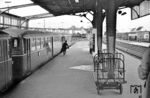 Eine 515-Einheit ist im Bahnhof Rendsburg angekommen und wird für die Rückfahrt nach Husum vorbereitet. (09.1968) <i>Foto: Jürgen Hagemann</i>