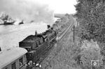 018 323 absolvierte 1969 zahlreiche Abschiedsfahrten in ganz Westdeutschland. Eine Fahrt führte sie von Hannover aus in den hohen Norden über die Vogelfluglinie nach Puttgarden. Bei Lauenburg (Elbe) dampft sie am Elbe-Lübeck-Kanal entlang. Nach einer Gesamtlaufleistung von 2.387.000 km wurde sie am 7. Oktober 1969 abgestellt und am 11. April 1972 als Denkmal vor der Ingenieurschule in Offenburg aufgestellt. (24.08.1969) <i>Foto: Jürgen Hagemann</i>