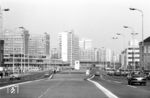 Im Vergleich zu heute präsentiert sich die Grunerstraße im Berliner Bezirk Mitte hier noch paradisisch autoleer. Im Hintergrund hat eine S-Bahn soeben die Station Alexanderplatz verlassen. (11.1975) <i>Foto: Jürgen Hagemann</i>