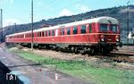 Der bereits um modernisierte Stuttgarter ET 25 008 in Esslingen. zur "Vollmodernisierung“ gehörte auch die Umrüstung zu Endwagen eines dreiteiligen Triebzugs sowie Ersatz der Front durch ein neues Kopfteil mit zwei Stirnfenstern und neuem Einheits-Führertisch, Umbau des Wagenübergangs auf Gummiwulst und reguläre Puffer und Schraubenkupplung, Einbau einer Türschließeinrichtung mit elektropneumatischer Steuerung, Ersatz der Stromabnehmer sowie Einbau neuer Zweiersitzbänke mit Kunstlederbezug. (04.1965) <i>Foto: Rolf Hahmann</i>