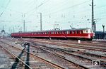 Die deutsche Wehrmacht hatte während des Zweiten Weltkriegs in den Niederlanden mehrere 1937 gebaute vierteilige Triebzüge der Bauart Mat '36 der Niederländischen Eisenbahnen requiriert und nach Mecklenburg verbracht. Die DR baute den Triebwagen Anfang der 1960er Jahre umfangreich um. Dies betraf in erster Linie die elektrische Ausrüstung, da die Triebwagen auf das niederländische Stromsystem von 1500 V Gleichstrom ausgelegt waren und auf das deutsche Wechselstromsystem mit 15 kV 16 2/3 Hz verändert werden mussten. Hinzu kamen ehrgeizige Pläne zur Verkürzung der Wagenkästen auf 24 m, eine neue Fenster- und Türanordnung und eine Vergrößerung der Führerräume. Der als ET 25 201 eingereihte Triebwagen wurde beim Bw Leipzig Hbf West beheimatet und als Schnell- und Eilzug zwischen Magdeburg, Erfurt und Zwickau eingesetzt. Hier ist er in Leipzig Hbf unterwegs. Er erwies sich aber als recht störanfällig, was auch durch Motorenüberlastung aufgrund des nachträglich eingefügten Mittelwagens bedingt war. Später wurde der Triebzug daher nur noch dreiteilig gefahren. 1971 wurde er abgestellt. (1965) <i>Foto: Rolf Hahmann</i>