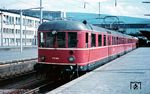 Der ET 25 102 b stellt ein Kuriosum dar. Der am 06.03.1935 von MAN/AEG als elT 1809 a/b an die Deutsche Reichsbahn gelieferte Triebwagen wurde 1944 bei einem Angriff auf München teilweise zerstört. Der a-Teil des Triebwagens wurde dann am 27.11.1944 als Kriegsverlust abgeschrieben. Der neue a-Teil entstand aus dem umgebauten ES 25 101, dessen b-Teil im Krieg zerstört wurde. Die beiden zusammengesetzten Triebwagen liefen bei der DB später als ET 25 022a/102b. Das Bild des Triebwagens, hier noch mit alter Kopfform, entstand in Heidelberg Hbf. (1963) <i>Foto: Rolf Hahmann</i>