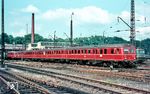 ET 55 07 im Bw Stuttgart Hbf. Aufgrund schwerer Zerstörungen nach einem Frontalzusammenstoß mit dem entgegenkommendem ET 65 012/ET 65 002 bei Esslingen war der Triebwagen am 13.06.1961 ausgemustert worden. Im Mai 1963 erfolgte eine Reaktivierung des unfallbeschädigten ET 55 07b, der als neuen Triebkopf ET 55 07a den umgebauten ES 25 001 erhielt. (07.1967) <i>Foto: Rolf Hahmann</i>