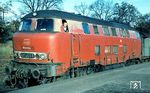 V 160 004 (Bw Hamburg-Harburg) vor einem Eilzug in Buchholz (Han). Die ersten neun Vorserienmaschinen der Baureihe V 160 erhielten einen stärker ausgerundeten Fahrzeugkopf, der ihnen in Anspielung auf die körperlichen Vorzüge der italienischen Schauspielerin Gina Lollobrigida den Spitznamen „Lollo“ einbrachte. (11.1967) <i>Foto: Rolf Hahmann</i>