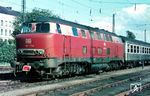 Die Vorserienmaschinen der Baureihe V 160, wie hier V 160 004 in den Abstellgleisen des Hamburger Hbf, wurden neben der klassischen purpurroten Lackierung noch mit einem durchlaufenden beigen Lüfterband im Bereich der Fenster und Lüftungsgitter ausgeliefert. Schnell zeigte sich der Nachteil dieser Lackierung und so wurden die Serienmaschinen mit schwarzem Lüfterband ausgestattet. (09.1966) <i>Foto: Rolf Hahmann</i>
