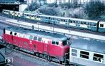 Die Lübecker V 160 009 schiebt einen Eilzug nach Lübeck aus dem Hamburger Hauptbahnhof. (04.1966) <i>Foto: Rolf Hahmann</i>