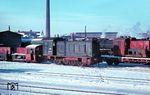 V 36 202 mit Köf 4926 und der auf einem Transportwagen zum AW Bremen verladenen 323 651 in ihrem Heimat-Bw Hamburg-Harburg. (02.1968) <i>Foto: Rolf Hahmann</i>