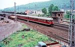 VT 24 501 fährt als Pt 1844 (Bebra - Fulda) in Bad Hersfeld ein. Am anderen Zugende hängt der VT 23 501. An diesem Tag, dem 25. Mai 1963, war der letzte Verkehrstag des großen Bielefelder Triebwagenumlaufes Et 856 (Bielefeld - Altenbeken - Kassel - Bebra - Fulda), Pt 1843 (Fulda - Bebra), Pt 1844 (Bebra - Fulda), Et 855 (Fulda - Bebra - Kassel - Altenbeken - Bielefeld). Am folgenden Tag war Fahrplanwechsel und auf der Nord-Süd-Strecke Hannover - Göttingen - Bebra (- Bad Hersfeld) - Fulda - Würzburg wurde der fahrplanmäßige elektrische Zugbetrieb aufgenommen. Das Zugpaar 855/856 (Bielefeld - Fulda und zurück) verkehrte ab 26. Mai 1963 als lokbespannte Wagengarnitur.  (25.05.1963) <i>Foto: Rolf Hahmann</i>