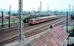 Zur Verjüngung des Bestandes an Dieseltriebwagen bestellte die Deutsche Bundesbahn 1959 bei der MAN und der Waggonfabrik Uerdingen je zwei dreiteilige Prototypen. MAN lieferte im Sommer 1961 seine beiden Einheiten aus VT 23 501 + VM 23 501 + VT 23 502 und VT 23 503 + VM 23 502 + VT 23 504. Nahezu zeitgleich kamen von Uerdingen die VT 24 501 + VM 24 501 + VT 24 503 sowie VT 24 502 + VM 24 502 + VT 24 504. Beide Bauarten waren sich sehr ähnlich. Am letzten Tag des Winterfahrplans 1962/1963 fährt die gemischte Einheit VT 24 501/VT 23 501 als Pt 1844 aus Bebra in Bad Hersfeld (13.29/31 Uhr) ein. (25.05.1963) <i>Foto: Rolf Hahmann</i>