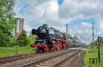 Vor heute fast unscheinbarer Kulisse ist 01 1104 mit DRC 74200 von Münster (Wetf) nach Kassel am Gelände der ehemaligen Steinkohlenzeche Königsborn in Bönen unterwegs. Einziges erhaltenes Relikt ist der Förderturm über Schacht 4. (16.05.2026) <i>Foto: Joachim Schmidt</i>
