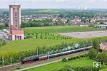 Die Älteren werden sich noch an die Zeche Königsborn in Bönen erinnern. Hier dampften früher die letzten Loks der Baureihe 80 durchs Gelände. Am 15. November 1977 endete nach über 100 Jahren der Steinkohlenabbau. Die Kokerei wurde stillgelegt, am 31. Mai 1978 auch das Altfeld Königsborn. Am 15. Mai 1981 erfolgte die Stilllegung der Betriebsanlage 3/4, noch im selben Jahr wurde begonnen, die Tagesanlagen abzubrechen. Heute ist bis auf den erhaltenen Förderturm des Schachtes 4 nichts mehr vom früheren Bergbau zu erkennen. So fährt 01 1104 nunmehr an grünen Wiesen und einem Sportplatz vorbei. Die Kühltürme im Hintergrund gehören zum Gersteinwerk, einem kombinierten Gas- und Kohlekraftwerk am westlichen Stadtrand von Hamm (Westf). (16.05.2026) <i>Foto: Joachim Schmidt</i>