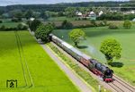 Bei Langschede kam es zu einem Sonne-Wolken-Krimi. Zum Glück beeilte sich 01 1104 und schaffte es mit den erlaubten 110 km/h im letzten Moment noch eine heranziehende Wolke zu überholen, die hinter ihr die Landschaft ins Dunkel fallen ließ.  (16.05.2026) <i>Foto: Joachim Schmidt</i>