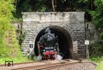 Die 138 km lange Obere Ruhrtalbahn verläuft als nicht elektrifizierte Hauptbahn von Schwerte (Ruhr) durch das Hochsauerland nach Warburg (Westfalen) und ist geradezu prädestiniert für Dampfzugfahrten. 01 1104 stürmt aus dem 685 m langen Glösinger Tunnel bei Freienohl. (16.05.2026) <i>Foto: Joachim Schmidt</i>