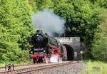 01 1104 hat soeben den Glösinger Tunnel bei Freienohl durchfahren. Der Tunnel sollte schon ab 2024 für einen zweigleisigen Betrieb mit vier Metern Gleisabstand und zwei Fluchtwegen erweitert werden. Für den Einbau der neuen Stahlbeton-Innenschale, der Fundamente und der zwei Gleise wird es notwendig, den bestehenden Querschnitt zu vergrößern. Dies geschieht durch das Abbrechen des alten Gewölbemauerwerks und des darunterliegenden Gesteins. Nach der Erneuerung wird der Tunnel 694 statt bisher 685 Meter lang sein. (16.05.2026) <i>Foto: Joachim Schmidt</i>