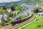 Nachdem der Wettergott zweimal gnädig war und die ersten Fotos trotz anders lautender Wettervorhersage bei strahlendem Sonnenschein ermöglichte, gab dies Mut für den Klassiker auf der Oberen Ruhrtalbahn in Nuttlar mit der katholischen Kirche St. Anna. Und auch dieses Mal hatte die Sonne ein Einsehen und illuminierte passend die Rampenfahrt der 01 1104 nach Brilon Wald.  (16.05.2026) <i>Foto: Joachim Schmidt</i>