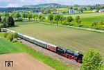 Manchmal will die Drohne nicht so wie der Fotograf und löst einen Bruchteil zu spät aus. Bei Westheim (Westf) hatte der Sonderzug mittlerweile eine Stunde Verspätung. Die Gründe lagen aber nicht bei der Dampflok, sondern fingen mit der verspäteten Bereitstellung des Zuges in Münster an. Am Block Heide kam dem Sonderzug dadurch der aus Dortmund kommende Triebwagen nach Winterberg in die Quere, der ebenfalls den Weg über die Verbindungskurve nach Schwerte Ost nahm. In Langschede ließ man erneut eine Pesa-Link-Doppeleinheit vorbei. Dann gab es noch eine im Zug ausgelöste Notbremsung, und so summierte sich die Verspätung nach oben. (16.05.2026) <i>Foto: Joachim Schmidt</i>