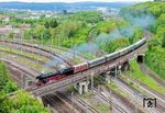 01 1104 kreuzt in Kassel-Kirchditmold auf der Rückfahrt nach Münster (Westf) die Streckengleise nach Kassel-Wilhelmshöhe. Ganz links sieht man die Reste der Anlagen des einstmals traditionsreichen Bw Kassel-Bahndreieck, wo auch 01 1104 von 1944 bis 1957 und nochmals von 1963 bis 1967 beheimatet war. (16.05.2026) <i>Foto: Joachim Schmidt</i>