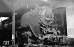 44 784 mit Stalin-Porträt an der Rauchkammer im Heizhaus Praha-Vrsovice. Die Lok des Bw Regensburg blieb bei Kriegsende im Bereich der CSD stehen, war als russische Beutelok im Einsatz, bevor sie im August 1945 für die SMA zur Lokkolonne 25 nach Cottbus überführt wurde. Gebaut von der Compagnie de Fives in Lille hatte sie das Werk im September 1942 in friedensmäßiger Ausführung verlassen.  (1945) <i>Foto: Jaroslav Bures</i>