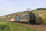 Die schwarz lackierte 185 570 war im Jahre 2011 für BoxExpress Hamburg unterwegs, hier mit DGS 41503 im Maintal nördlich von Thüngersheim. (06.04.2011) <i>Foto: Wolfgang Bügel</i>