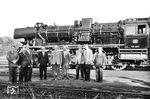 Vor der ersten im AW Schwerte (Ruhr) umgebauten Franco-Crosti-Lok 50 4001 (ex 50 1412) präsentieren sich die maßgeblich für den Umbau verantwortlichen Herrschaften des Werkes (von links): AbtL S Redecker, Leiter T Däche, Leiter B Besser, AbtL K Oleski, AbtL Z Lotz, AbtL V von Wehrden, AbtL U Vorhausen sowie Werkdirektor A. Keppner. (09.1958) <i>Foto: Slg. Johannes Glöckner</i>