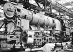 Aus 50 1509 entsteht im AW Schwerte (Ruhr) die Franco-Crosti-Lok 50 4003. Insgesamt 31 Lokomotiven der Baureihe 50 baute das AW Schwerte (Ruhr) 1958/59 nach dem Franco-Crosti-Prinzip um, weil dies eine ausreichende Kohleersparnis versprach. Schon 1961 mussten alle Lokomotiven wegen Korrosionsschäden an der Vorwärmertrommel und dem seitlichen Schornstein außer Betrieb genommen werden. Bei manchen wurde die komplette Vorwärmertrommel ersetzt. Es wurden Rauchrohre aus korrosionsbeständigem Chromstahl eingebaut. Jedoch war mit diesen Reparaturen der Kostenvorteil der Kohleersparnis aufgezehrt. Bis 1967 waren alle 50.40 ausgemustert. (08.1958) <i>Foto: Slg. Johannes Glöckner</i>