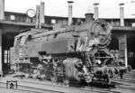 82 030 im Bw Hamburg-Wilhelmsburg. Noch als 082 030-8 vorgesehen, wurde sie im Juni 1968 z-gestellt und erhielt die EDV-Nummer wohl nur auf dem Papier. (04.1968) <i>Foto: Herbert Vaupel</i>