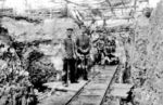 Mit der Entwicklung des Eisenbahnwesens im 19. Jahrhundert entdeckte auch das Militär die Vorzüge dieses neuartigen Transportmittels. Mit der Eisenbahn konnten im Gegensatz zum Transport auf dem damals noch unzureichend ausgebauten Straßennetz große Mengen an Nachschub, Waffen, Munition und Truppenteile schnell und effizient transportiert werden. Für den Einsatz an den Kriegsfronten wurden eigene Systeme von Feldbahnen entwickelt, die in der Regel als Schmalspurbahnen ausgeführt waren. Die Gleise einer solchen Feldbahn wurden in einem Unterstand an der Westfront im 1. Weltkrieg dokumentiert, leider ohne irgendwelche Angaben. (1915) <i>Foto: Slg. Johannes Glöckner</i>