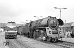 01 1518 (Bw Saalfeld) ist mit dem P 8015 aus Gera in Saalfeld (Saale) angekommen und kuppelt vom Zug ab, um ins Bw einzurücken. Daneben steht 119 005 (Bw Probstzella) mit dem P 18005, der eine knappe Stunde später Saalfeld nach Sonneberg (Thür) verlassen wird. Seinerzeit tauchten die ersten Loks der BR 119 im gemeinsamem Umlaufplan mit den 95ern auf. So bestand im Frühjahr 1980 noch die berechtigte Hoffnung, eine 95er vor diesem Zug neben einer 01 fotografieren zu können. Nebenan ist der "Interzonenzug" D 402 aus Nürnberg eingefahren, der nach kurzem Aufenthalt nach Leipzig weiterfahren wird. Dort wird gerade den Rentnern aus dem Zug geholfen, die aus dem Westen zurückkehren. In der DDR gab es das "Rentnerprivileg", da Frauen erst ab 60 und Männer ab 65 Jahren regulär in den Westen ausreisen durften, weil sie nicht mehr dem Arbeitsprozess zur Verfügung standen. Für die SED war dies politisch durchaus attraktiv, da ältere Menschen wirtschaftlich als „entbehrlich“ galten und bei Flucht der Westen zudem die Rente zahlen musste. (15.06.1980) <i>Foto: Thomas Fischer</i>
