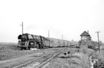 Die Halberstädter 01 1511 verlässt mit dem beschleunigten Personenzug P 8437 nach Magdeburg den Bahnhof Nienhagen. Rechts steht das Wärterstellwerk "Nn" aus dem Jahr 1938, das am 22.12.2009 außer Betrieb ging und anschließend abgerissen wurde. (09.05.1982) <i>Foto: Thomas Fischer</i>